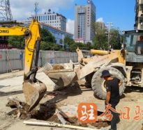 看看老年人操逼高温下的坚守｜道路建设者用汗水铺就畅通路